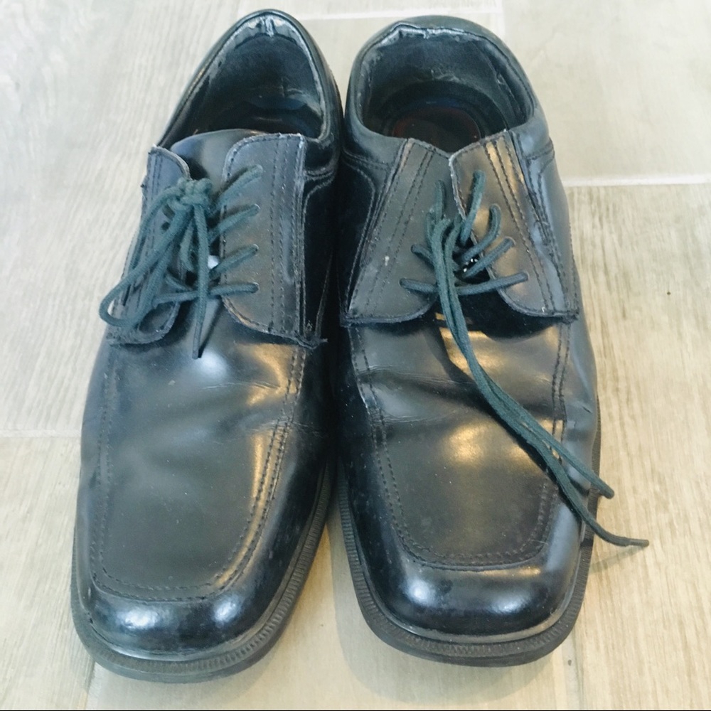 DOCKERS slip resistant black men’s black leather dress shoe size 11M